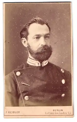 Fotografie F. Geibler, Berlin, Unter den Linden 45, höherer preussischer Eisenbahner in Uniform mit Pfeife