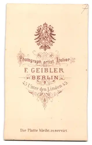 Fotografie F. Geibler, Berlin, Unter den Linden 45, höherer preussischer Eisenbahner in Uniform mit Pfeife