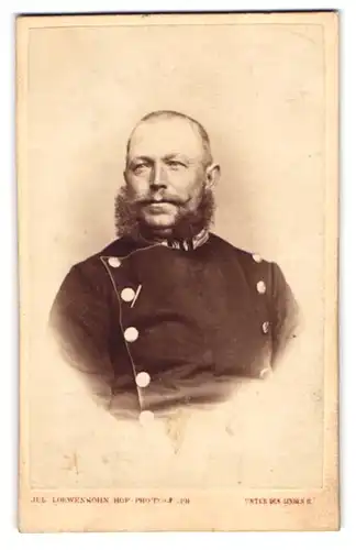 Fotografie Julius Loewensohn, Berlin, hoher Beamter der preussischen Eisenbahn in Uniform mit Backenbart