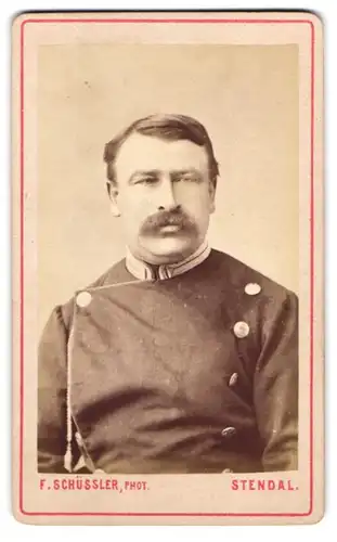 Fotografie F. Schüssler, Stendal, Eisenbahner in Uniform mit Moustache