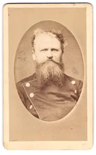 Fotografie Jos. Bluff, Minden i. W., älterer Eisenbahner in Uniform mit Vollbart