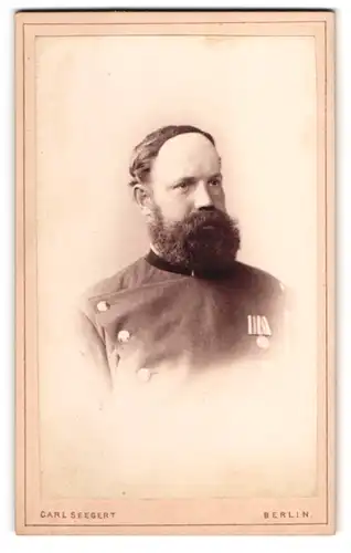 Fotografie Carl Seegert, Berlin, Beamter der preussischen Eisenbahn in Uniform mit Orden
