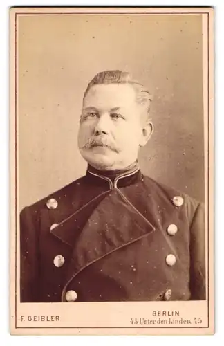 Fotografie F. Geibler, Berlin, Unter den Linden 45, Beamter der preussischen Eisenbahn in Uniform mit Moustache