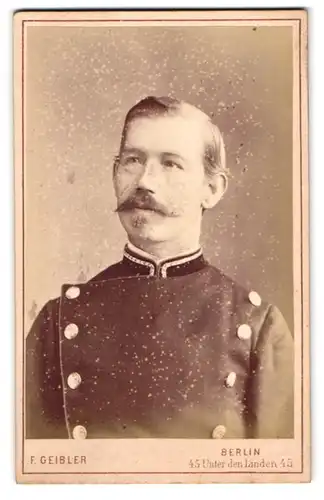 Fotografie F. Geibler, Berlin, Unter den Linden 45, Beamter der preussischen Eisenbahn in Uniform