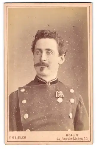 Fotografie F. Geibler, Berlin, Unter den Linden 45, preussischer Eisenbahner in Uniform mit Orden am Revers