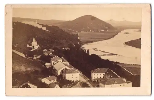 Fotografie unbekannter Fotograf, Ansicht Donaustauf, Teilansicht der Stadt mit Blick nach der Walhalla