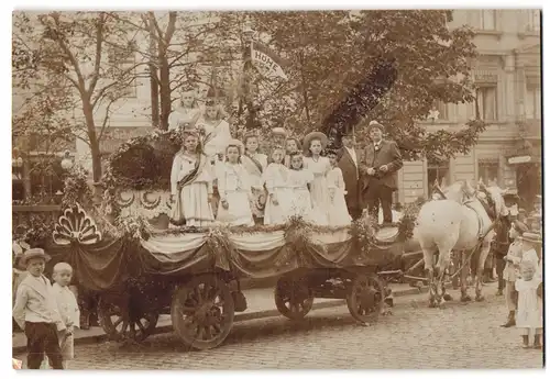 Fotografie unbekannter Fotograf, Ansicht Nürnberg, Kinderfestwagen des Gartenverein Höhe