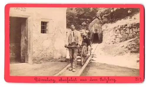 Fotografie Baldi & Würthle, Salzburg, Ansicht Bad Dürrnberg, Bergwerksführer mit Gästen bei Ausfahrt aus dem Salzberg