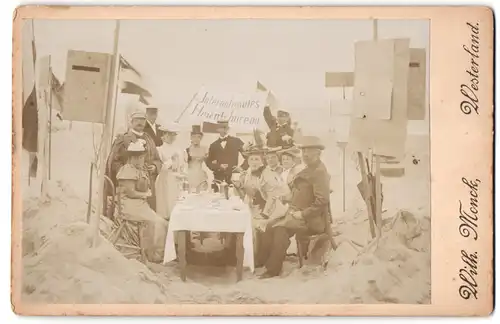 Fotografie Wilh. Monck, Westerland, Ansicht Westerland, Strandgäste mit gedecktem Tisch und Banner Int. Heimatsbureau