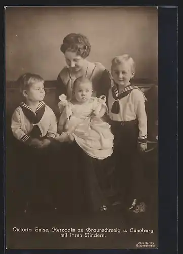 AK Herzogin Victoria Luise mit ihren Kindern
