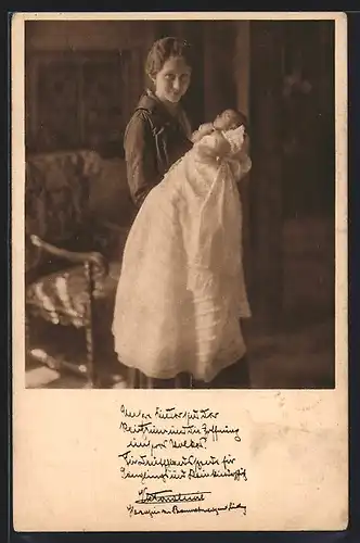 AK Victoria Louise Herzogin von Braunschweig mit ihrem Kind auf dem Arm