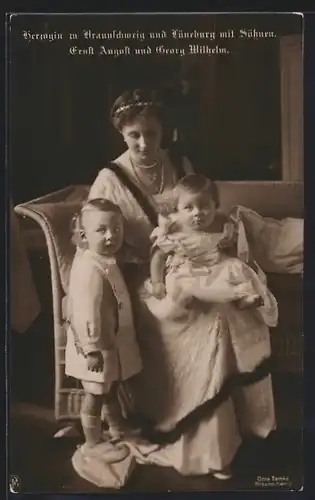 AK Victoria Louise Herzogin von Braunschweig und Lüneburg mit Söhnen Ernst August und Georg Wilhelm