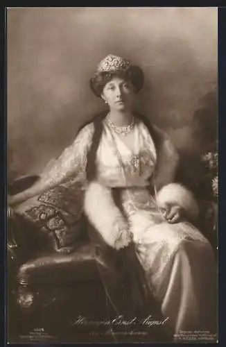 AK Victoria Louise Herzogin von Braunschweig auf einer Chaiselounge