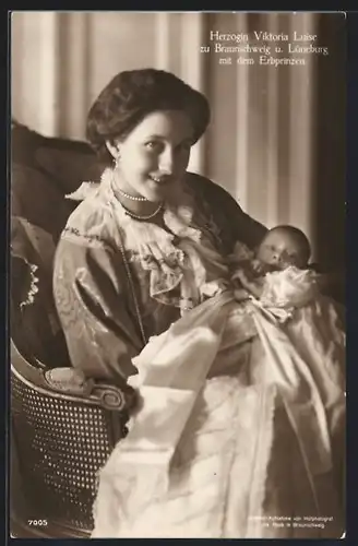 AK Victoria Louise Herzogin von Braunschweig mit Erbprinzen im Arm