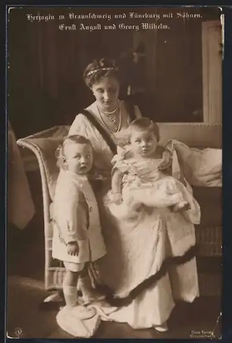AK Victoria Louise Herzogin von Braunschweig mit Söhnen