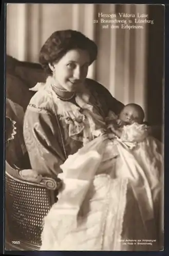 AK Victoria Louise Herzogin von Braunschweig mit Erbprinzen im Arm