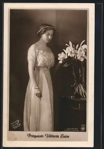 AK Victoria Louise Herzogin von Braunschweig in einem langen Kleid