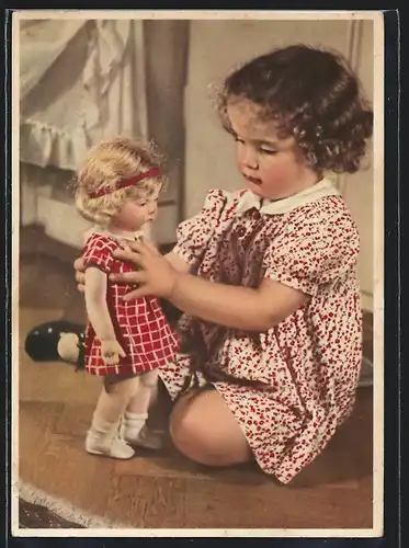 AK Puppe, Mädchen spielt auf dem Boden mit ihrer Puppe