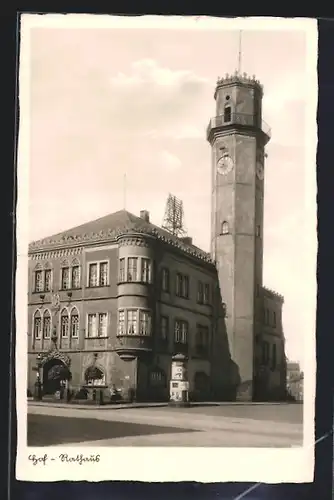 AK Hof, Rathaus mit Litfasssäule davor