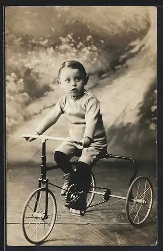 Foto-AK Kleiner Junge auf dem Dreirad