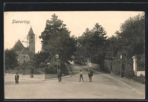 AK Wien-Sievering, Strassenpartie mit Abzweig, Passanten und Kirche