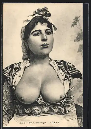 AK Belle Mauresque, arabische halbnackte Frau mit Kopfbedeckung