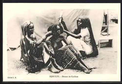 AK Djibouti, Femmes nue, Coiffeuse indigene