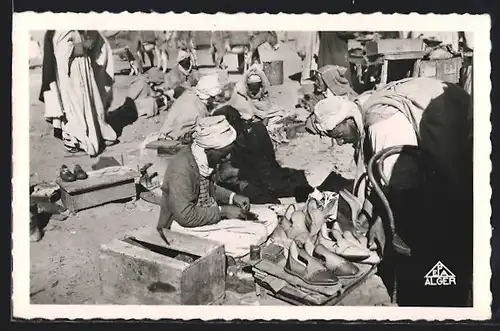 AK Ghardaia, Cordonnier en plein air, arabischer Schuhmacher