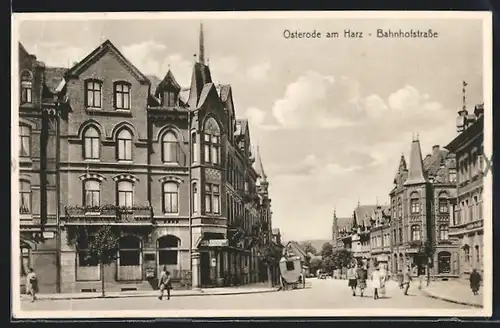 AK Osterode am Harz, Bahnhofstrasse mit Kutsche und Passanten