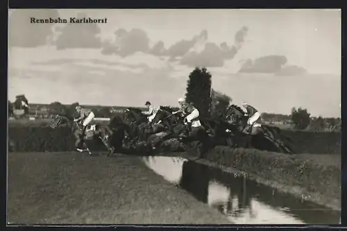 AK Berlin-Karlshorst, Pferde springen über Graben der Rennbahn