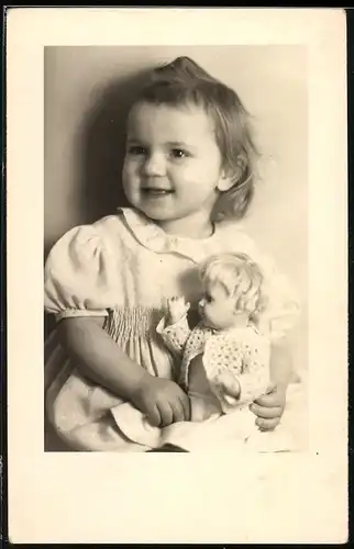 Fotografie K. Werle, glückliches kleines Mädchen mi0t Puppe, Doll, Dolly