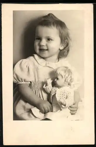 Fotografie K. Werle, lächelndes kleines Mädchen mit Puppe, Doll, Dolly