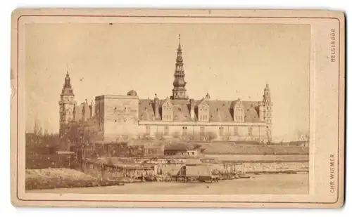 Fotografie Ch. Wismer, Helsingör, Ansicht Helsingör, Blick vom Wasser nach dem Schloss Kronborg