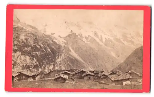 Fotografie unbekannter Fotograf, Ansicht Mürren, alte Holzhütte im Ort mit Blick auf die Berge, Alpenpanorama