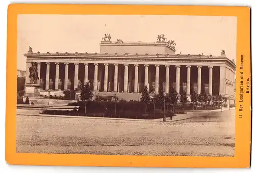 Fotografie unbekannter Fotograf, Ansicht Berlin, das alte Museum mit dem Lustgarten, Reiterdenkmal