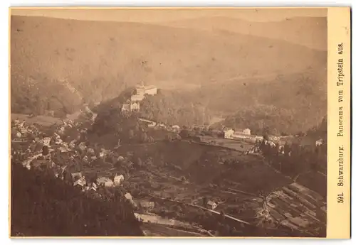Fotografie unbekannter Fotograf, Ansicht Schwarzburg, Panorama des Ortes vom Tripstein aus gesehen, 1883