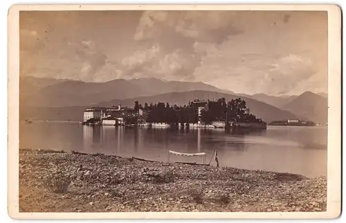 Fotografie unbekannter Fotograf, Ansicht Isola Bella, Blick nach der Insel vom Ufer aus