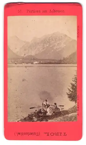 Fotografie A. Karg, Kufstein, Ansicht Pertisau, zwei Herren im Ruderboot auf dem Achensee, Blick zur Stadt