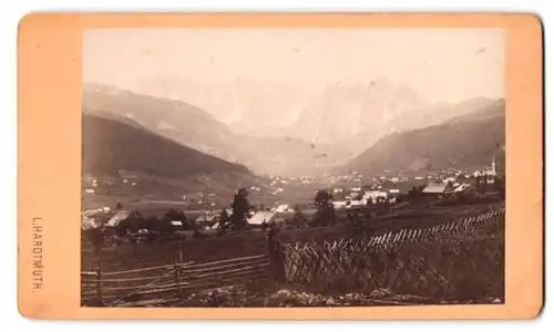 Fotografie L. Hardtmuth, Salzburg, Ansicht Gosau, Blick nach dem Ort im Gosauthal mit Bergpanorama