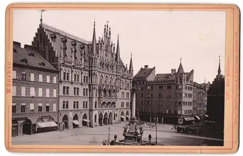 Fotografie Römmler & Jonas, Dresden, Ansicht München, Marktplatz mit Geschäften J. Wertheimer, M. Levinger, Rathaus