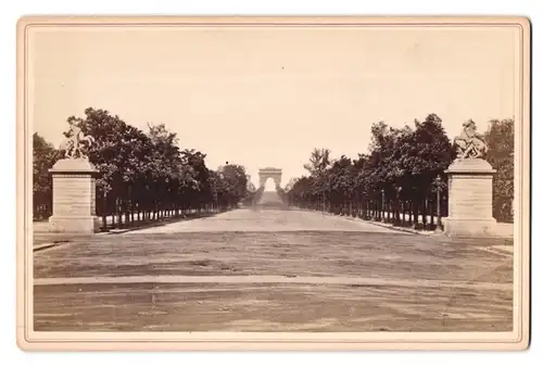 Fotografie unbekannter Fotograf, Ansicht Paris, Blick auf die Champs Elysee nach dem Arc de Triomphe