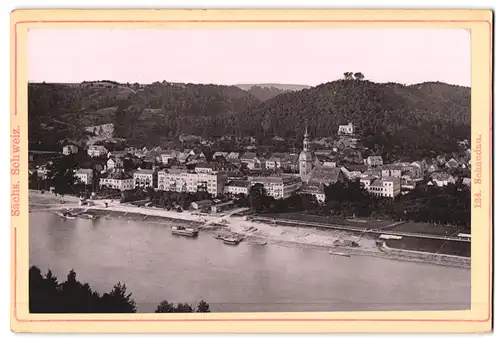 Fotografie unbekannter Fotograf, Ansicht Schandau, Blick auf die Stadt mit Bootsanleger