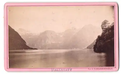 Fotografie A. Ellsenwenger, Goisern, Ansicht Hallstatt, Blick über den See nach der Ort mit Bergpanorama