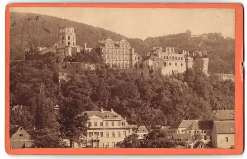 Fotografie unbekannter Fotograf, Ansicht Heidelberg, Blick von der Stadt rauf zum Schloss