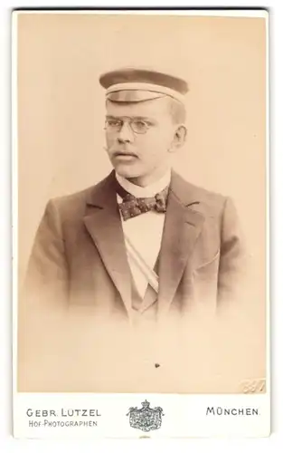 Fotografie Gebr. Lützel, München, ältere Studetn im Anzug mit Couleur und Zwicker Brille