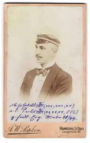 Fotografie A. W. Popken, Hamburg, Student Hipfeldt im Anzug mit Couleur an Mütze, 1899