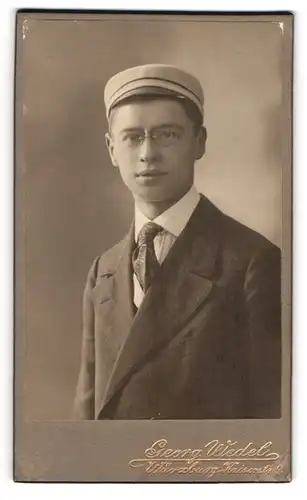 Fotografie Georg Wedel, Würzburg, junger Student mit Zwicker Brille und Couleuer an Schirmmütze