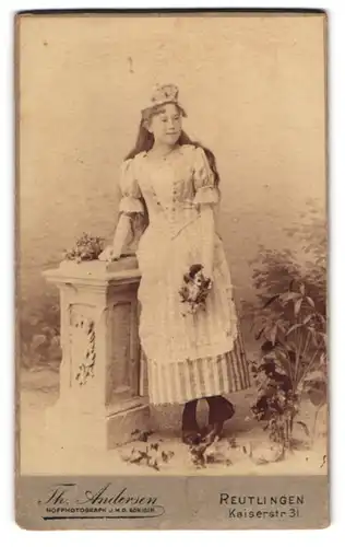 Fotografie Th. Andersen, Reutlingen, junge Frau im Kostüm zum Fasching