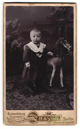 Fotografie Adolf Haynn, Berlin, kleines Kind mit Holz Pferd im Atelier