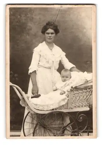 Fotografie Walter Conradt, Kelheim, Portrait Mutter mit ihrem Kind im Kinderwagen